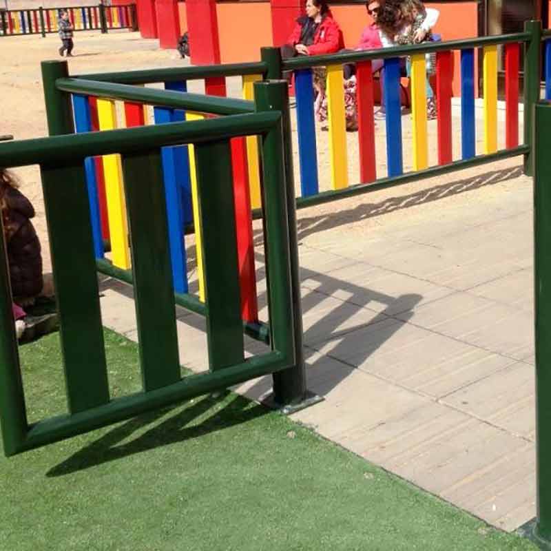 Valla metálica puerta. Mobiliario escolar urbano Enclave Educativo