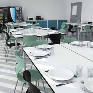 Comedor escolar luminoso equipado con mesas de madera y sillas de colores modelo Mia Basic.