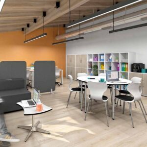Conjunto de mesa Yang de madera y sillas infantiles Mia Basic en una sala de profesores o biblioteca.