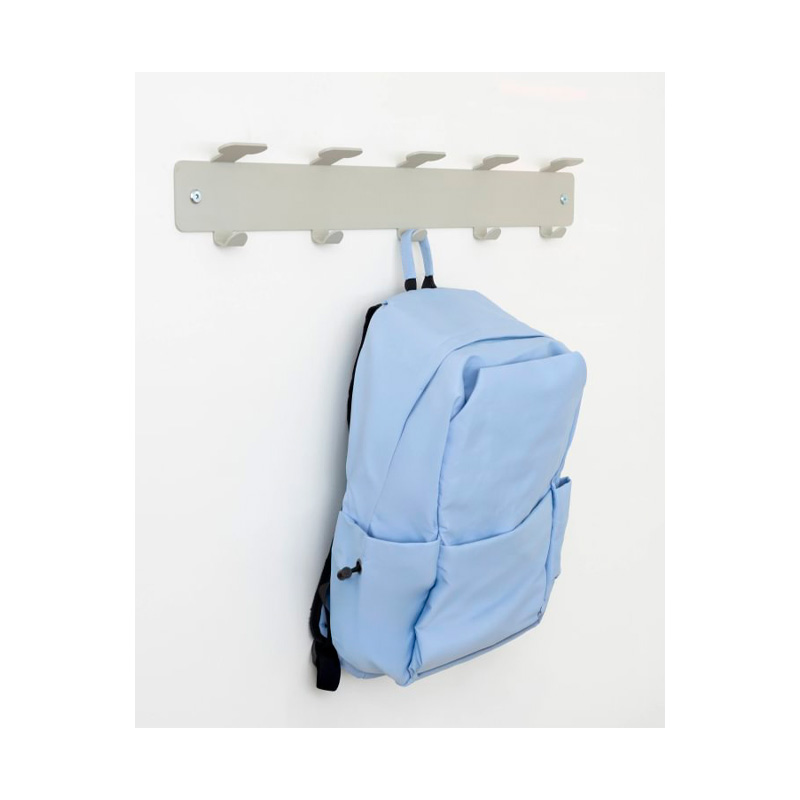 Perchero escolar Marcus metálico de pared en acabado Warm Gray con ganchos inferiores y soportes superiores para mochilas.
