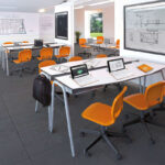 aulas moderna con sillas giratorias