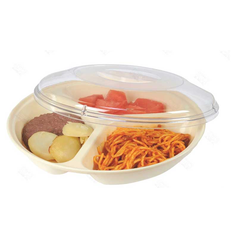 Plato de PBT con tres compartimentos que separan una ración de ensalada, carne y arroz.