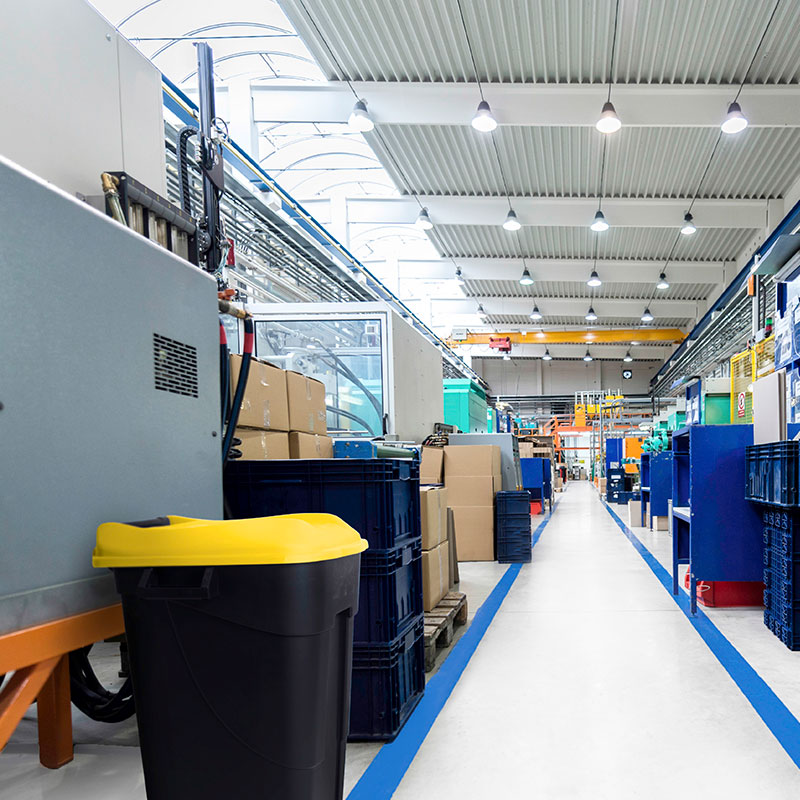 Contenedor de reciclaje con pedal y ruedas de 120 litros para colegios, institutos y espacios públicos.