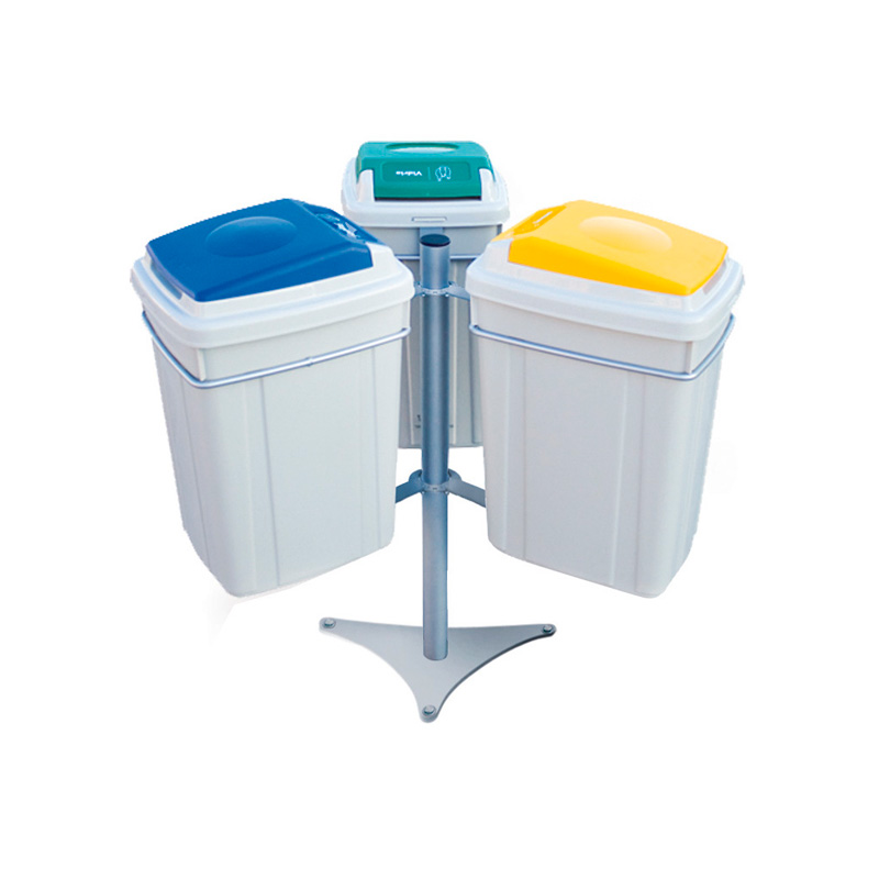 Isla de reciclaje selectivo con papeleras de colores para separación de residuos.