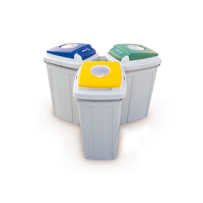 Isla de reciclaje selectivo con papeleras de colores para separación de residuos.