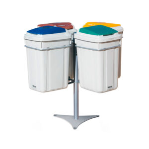 Isla de reciclaje selectivo con papeleras de colores para separación de residuos.