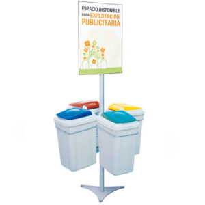 Estación de reciclaje exterior con cartel informativo y señalización ambiental.