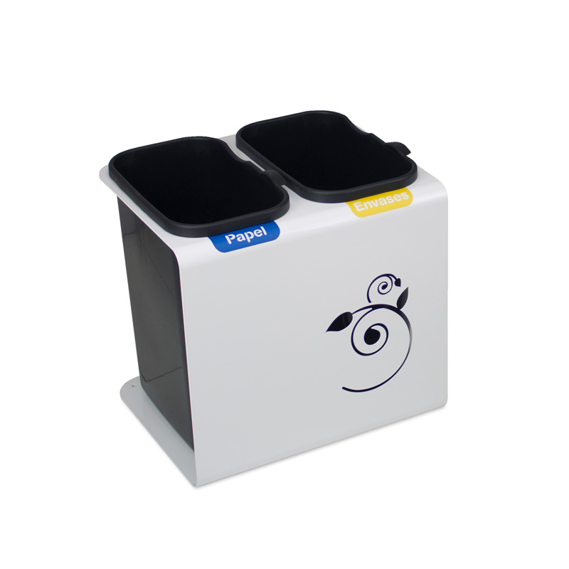Papelera compacta de dos residuos Luna fabricada en acero con vinilo decorativo en el frontal y dos aberturas superiores identificadas para papel y envases.