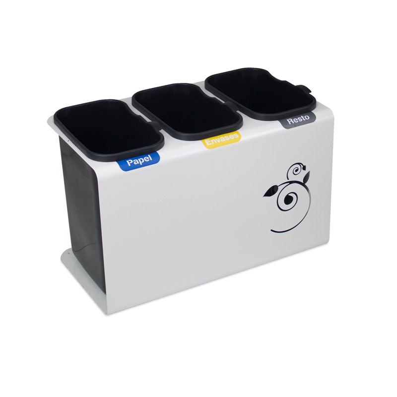 Papelera compacta de tres residuos Luna fabricada en acero con vinilo decorativo en el frontal y dos aberturas superiores identificadas para orgánico, papel y envases.