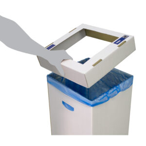 Primer plano de la tapa superior de la papelera Aneto mostrando cómo sujeta y oculta la bolsa de basura en su interior.