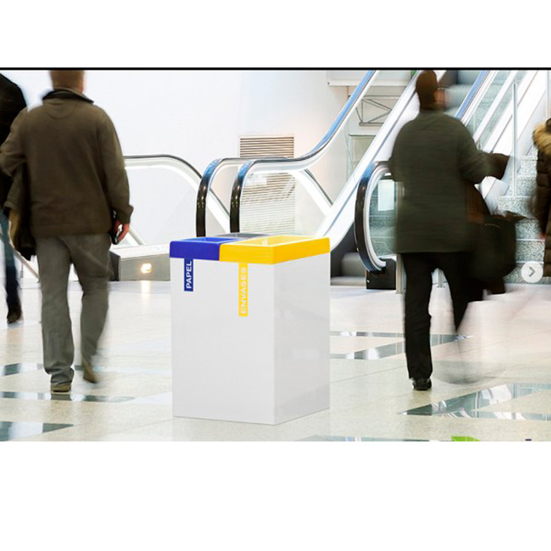 Papelera selectiva con estructura metálica cuadrada y cabezales superior de plástico para separación de residuos.