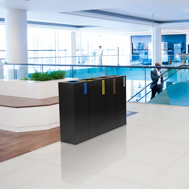 Isla en linea de papeleras de reciclaje modular Turín de 65 litros y 95 litros en acero negro con puertas frontales en edificio