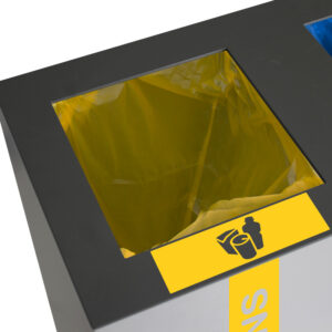 Primer plano de la tapa abierta de la papelera Edimburgo con indicadores de reciclaje de colores.