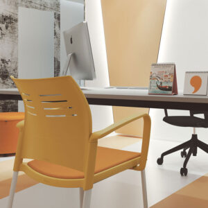 silla apilable Spacio con brazos color ocre