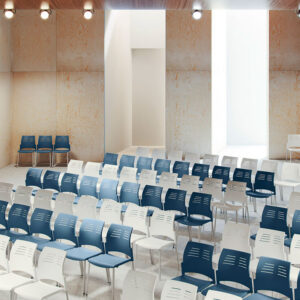 Sillas SPACIO de polipropileno azul dispuestas en filas en una sala de conferencias y formación.